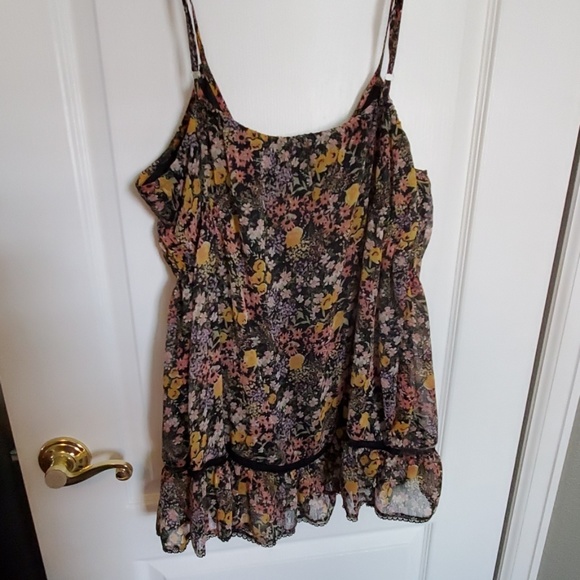 Chiffon flower camisole with lace detail. - Picture 4 of 4